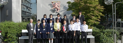 Die Schüler aus Yuzawa bei ihrem Besuch 2013 vor dem Siegburger Kreishaus